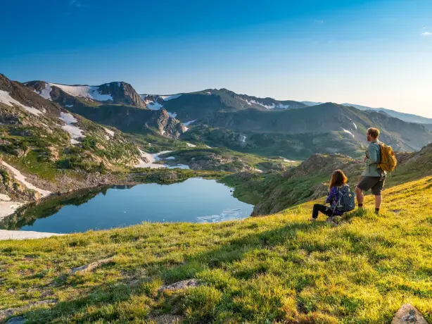 Zwei Wanderer schauen auf Bergpanorama und See in Colorado