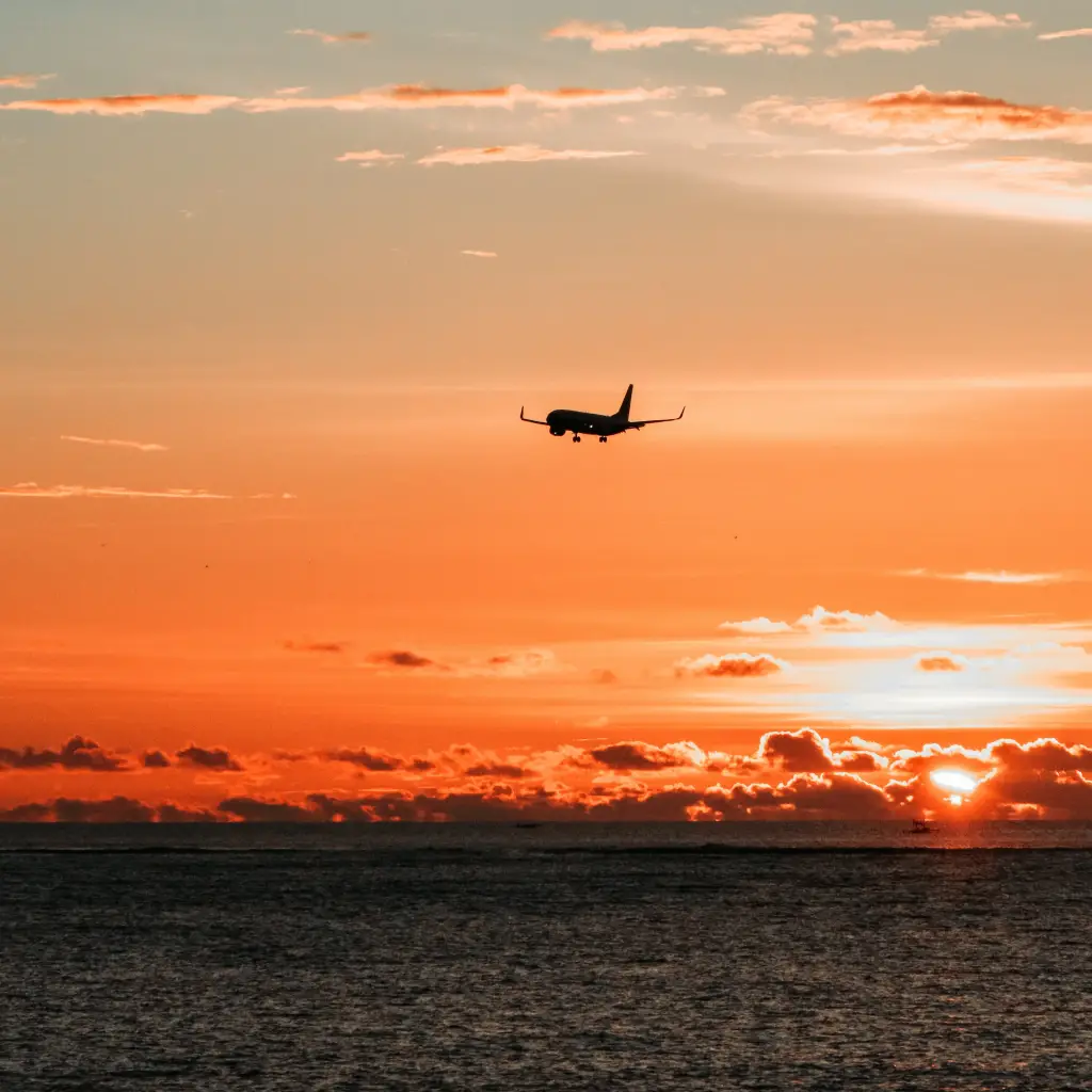 Ein Flugzeug am Himmel bei Sonnenuntergang