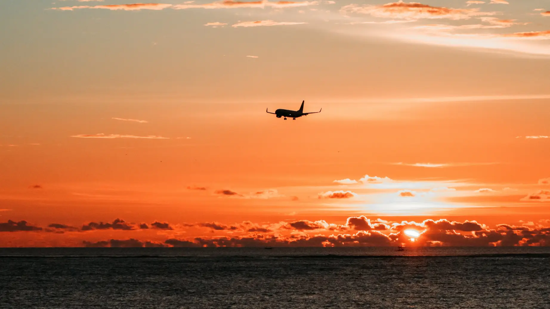 Ein Flugzeug am Himmel bei Sonnenuntergang