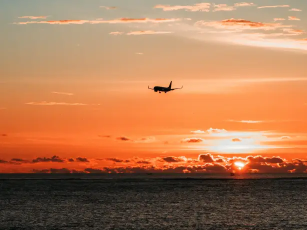 Ein Flugzeug am Himmel bei Sonnenuntergang