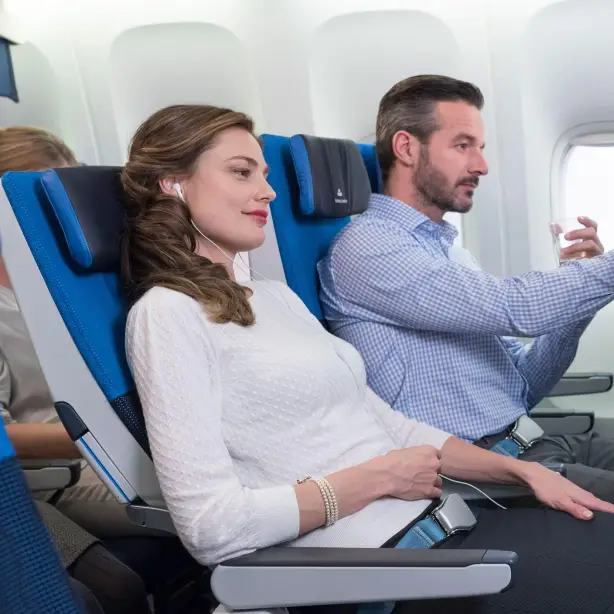 Zwei Personen fliegen in der Premium Economy, eine nutzt das Bordunterhaltungssystem