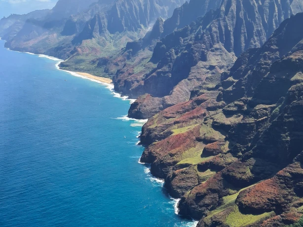 Helikopterflug über Küste von Hawaii, USA