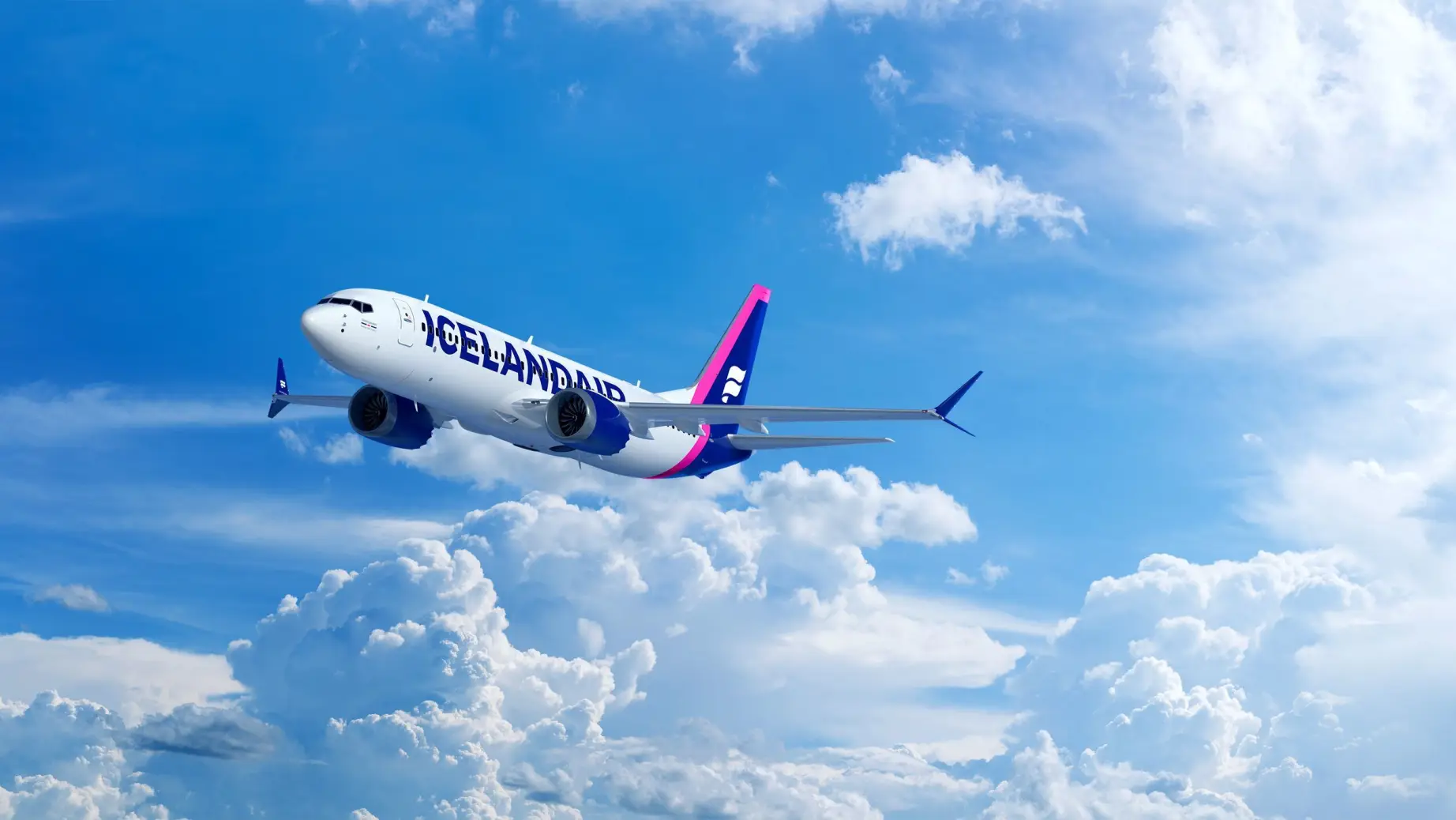 Ein Flugzeug der Icelandair fliegt über strahlend weißen Wolken vor einem klaren blauen Himmel.