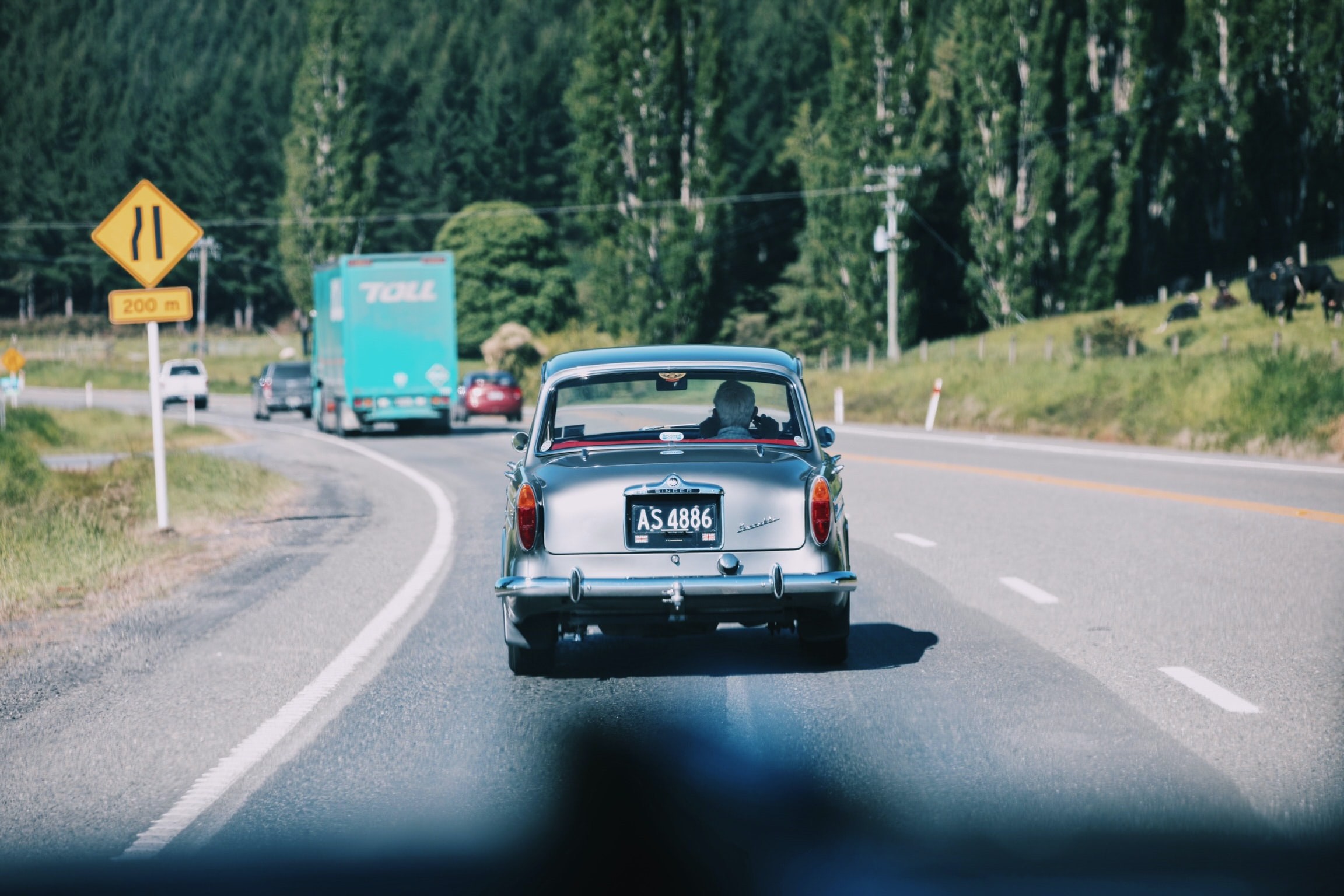 Oldtimer fährt auf Straße in Neuseeland