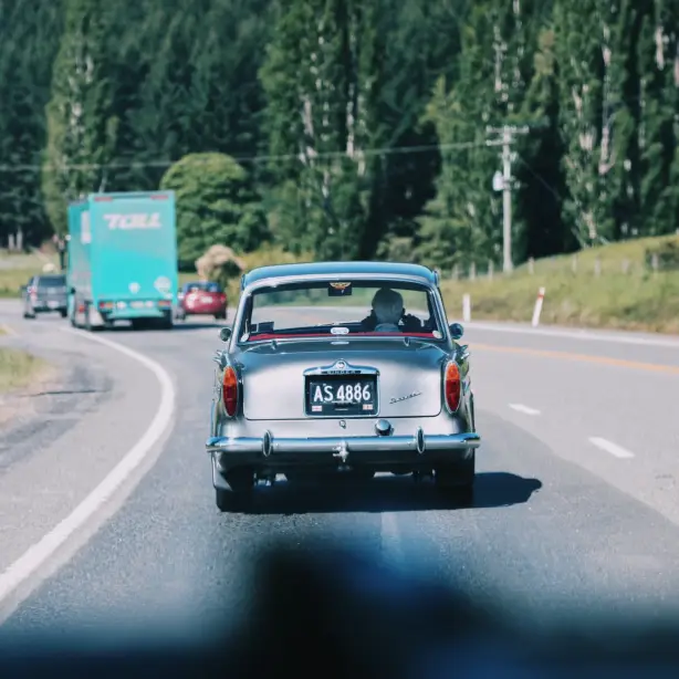 Oldtimer fährt auf Straße in Neuseeland