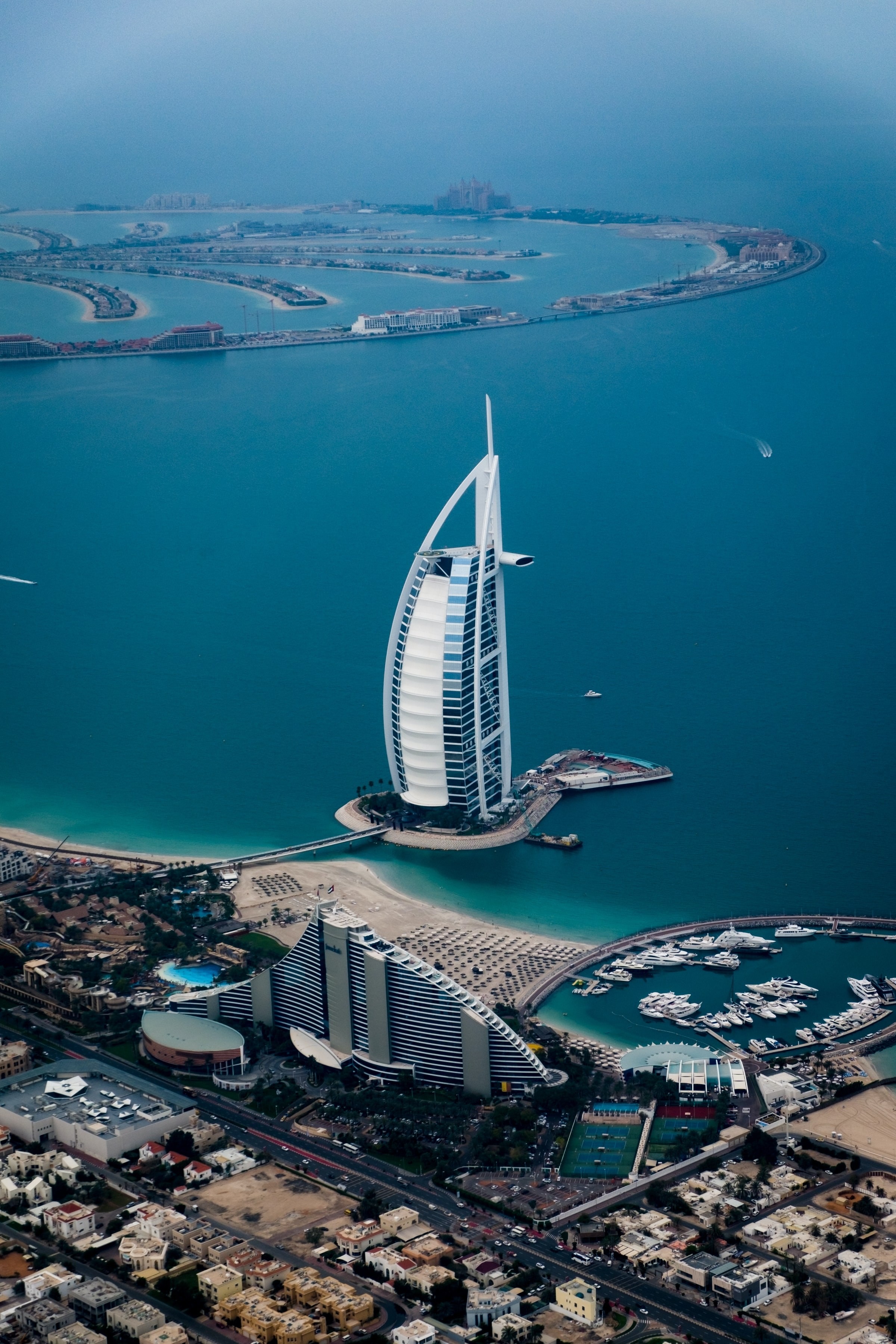 Dubai wolkenkrabber op het water van bovenaf