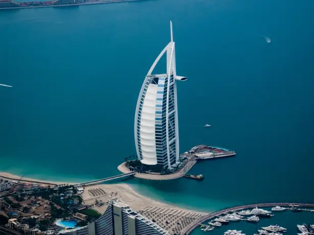 Dubai wolkenkrabber op het water van bovenaf