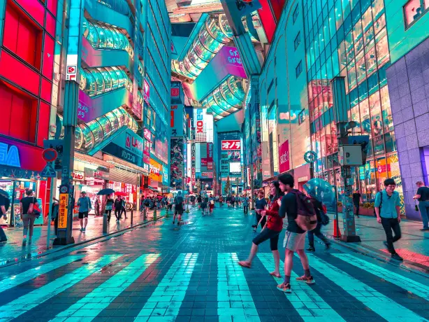 Drukke straten van Japan met felle neonlichten