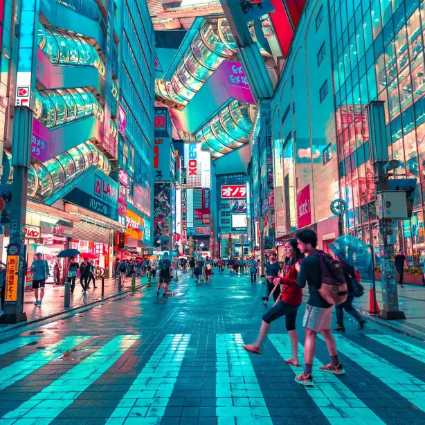 Drukke straten van Japan met felle neonlichten