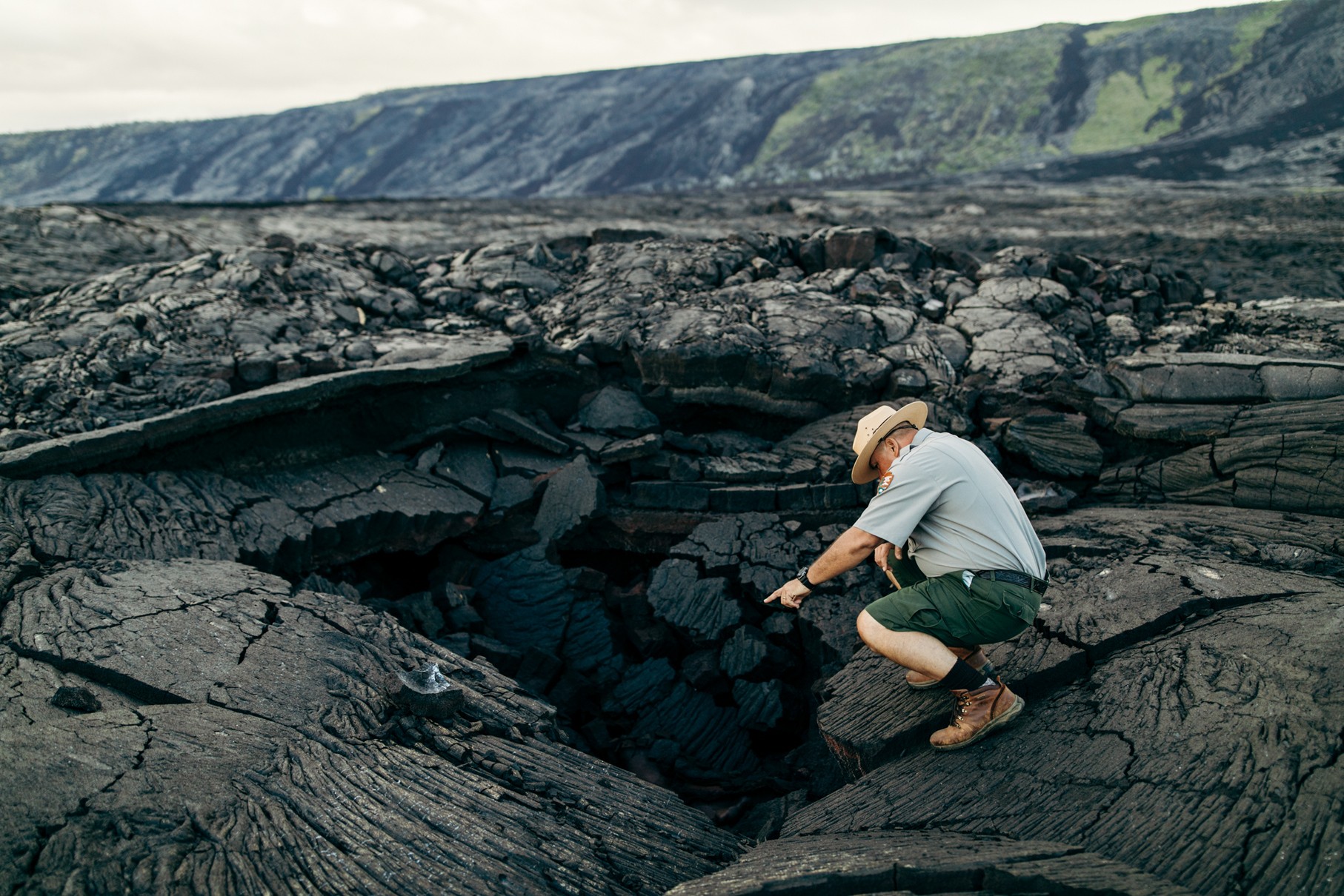 Ranger steht auf Lavafeldern in Nationalpark in Hawaii
