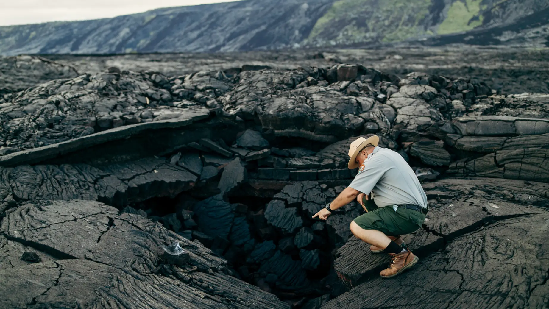 Ranger steht auf Lavafeldern in Nationalpark in Hawaii