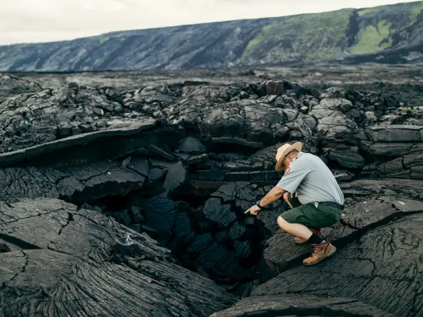 Ranger steht auf Lavafeldern in Nationalpark in Hawaii