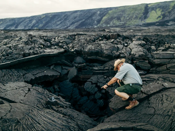 Ranger steht auf Lavafeldern in Nationalpark in Hawaii