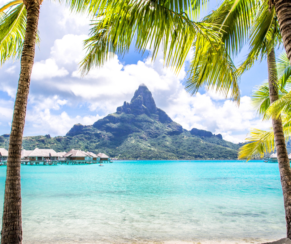 Mo'orea strand met grillige vulkanische berg op de achtergrond in Tahiti