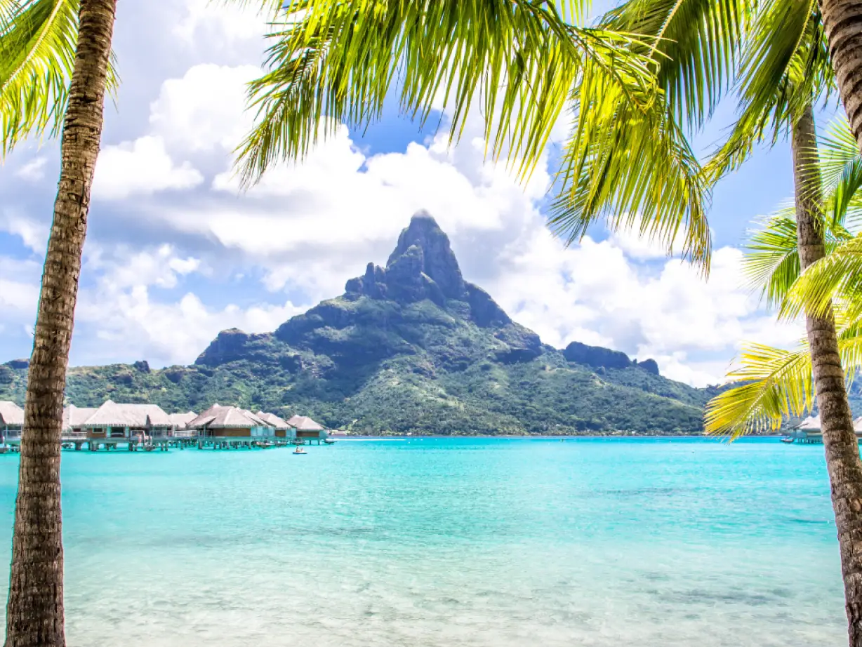 Mo'orea strand met grillige vulkanische berg op de achtergrond in Tahiti