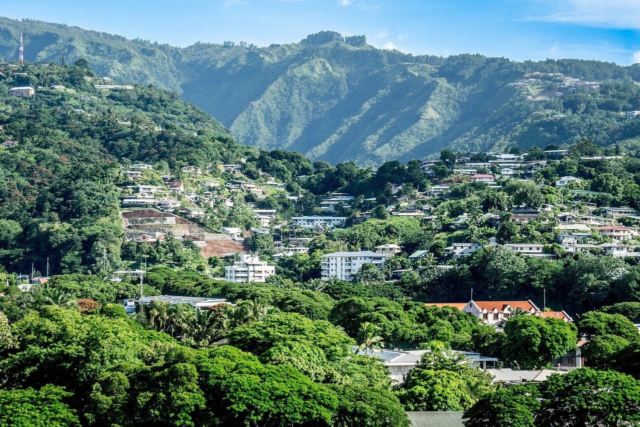 Pacific eilanden Frans Polynesië Tahiti dorp met bergen op de achtergrond