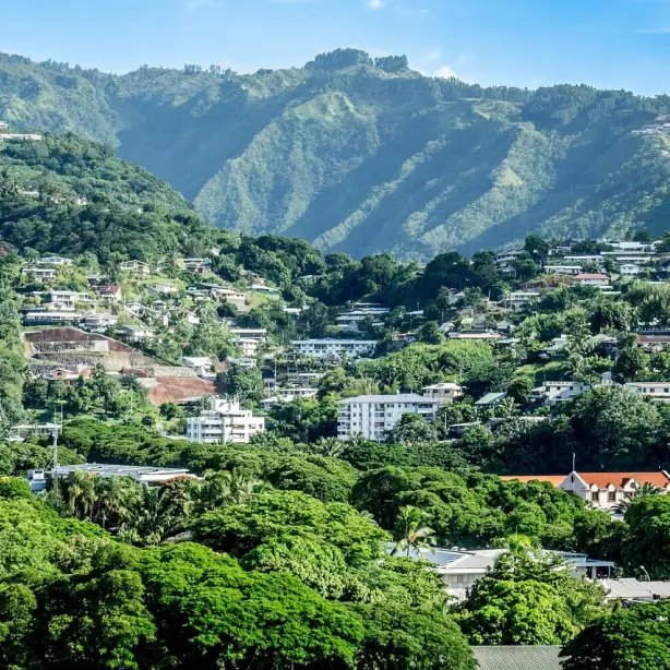 Pacific eilanden Frans Polynesië Tahiti dorp met bergen op de achtergrond