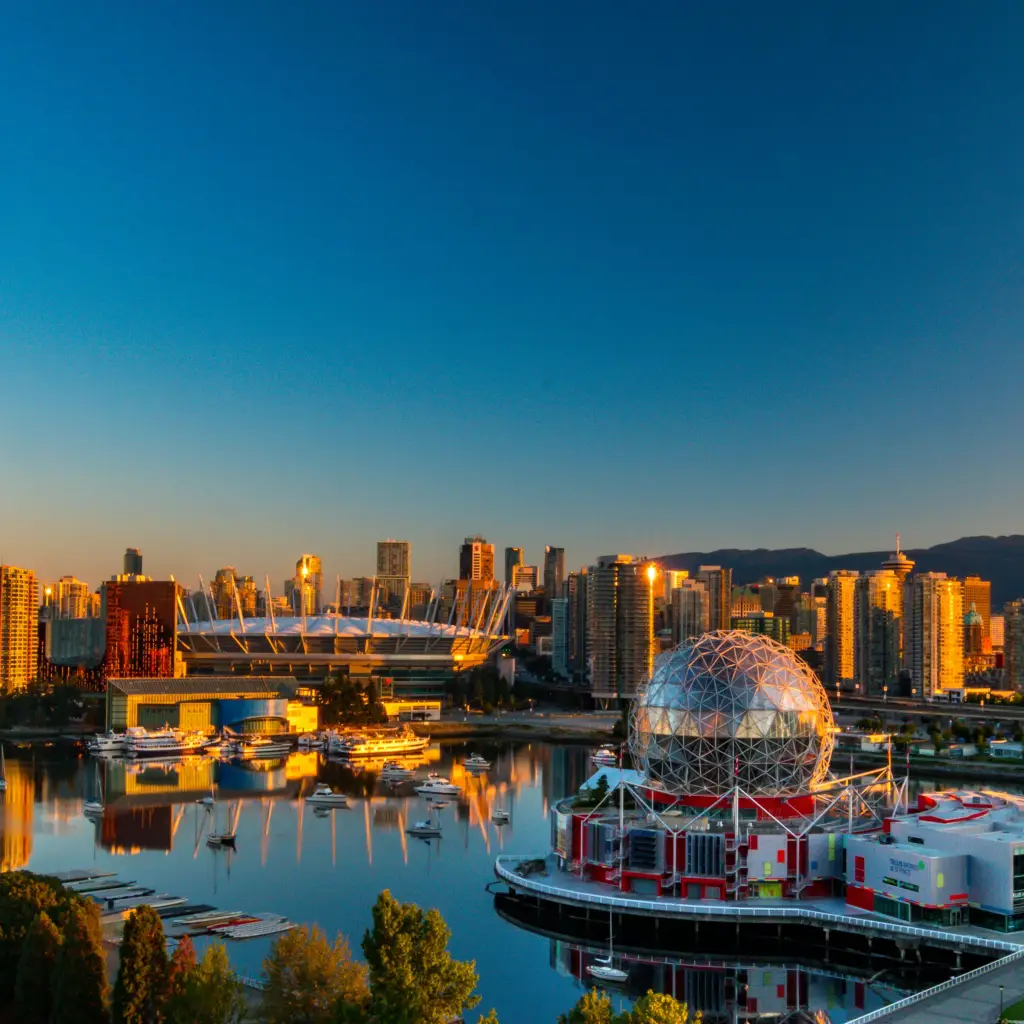 Skyline von Vancouver mit dem Hafen leuchtet im warmen Licht des Sonnenuntergangs