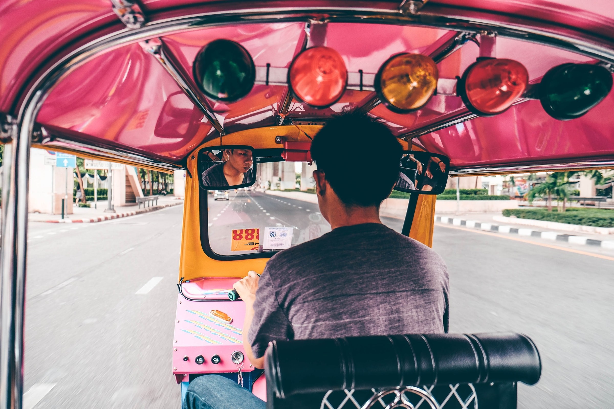 Uitzicht vanaf de achterkant van een tuk tuk in Bangkok