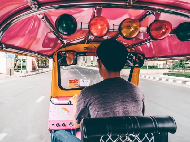 Uitzicht vanaf de achterkant van een tuk tuk in Bangkok