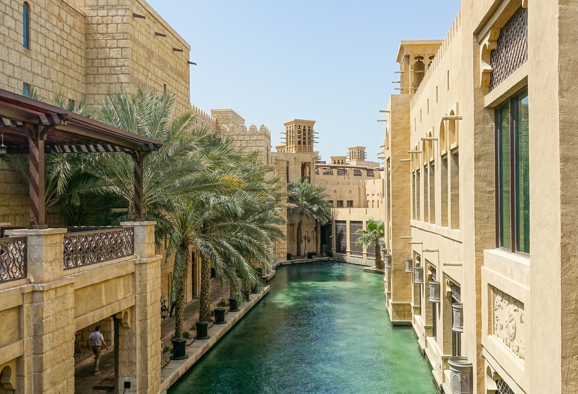 Altstadt von Dubai mit Fluss und Palmen
