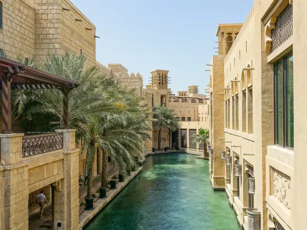Altstadt von Dubai mit Fluss und Palmen
