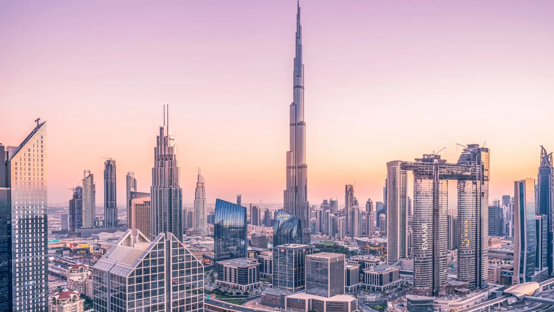 Blick auf Hochhäuser bei lila Sonnenuntergang in Dubai