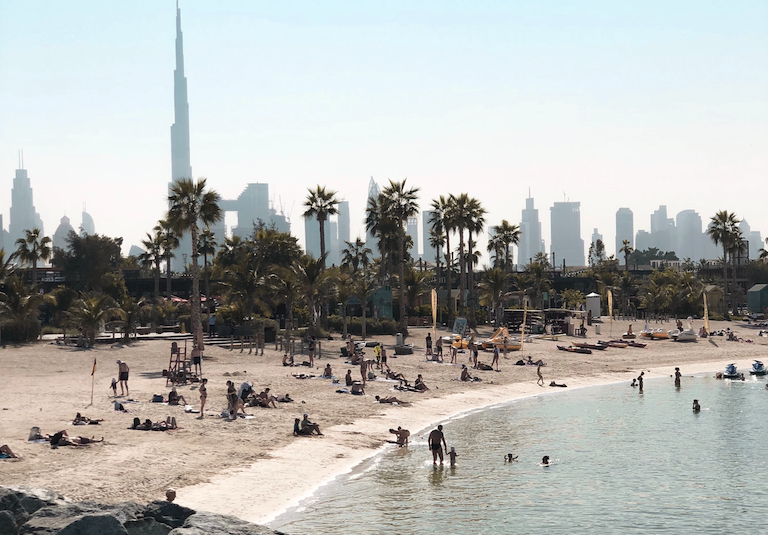 Strand mit Hochhäusern im Hintergrund in Dubai