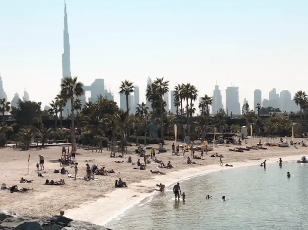 Strand mit Hochhäusern im Hintergrund in Dubai