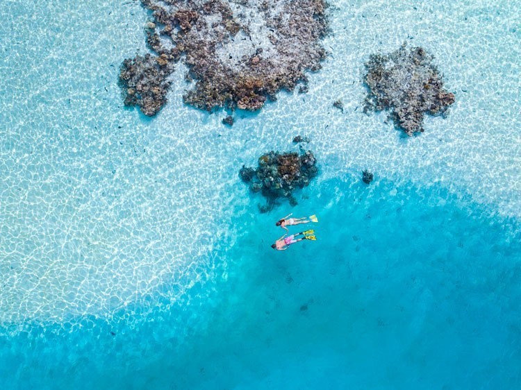 A couple snorkelling in the bays of Cook Islands