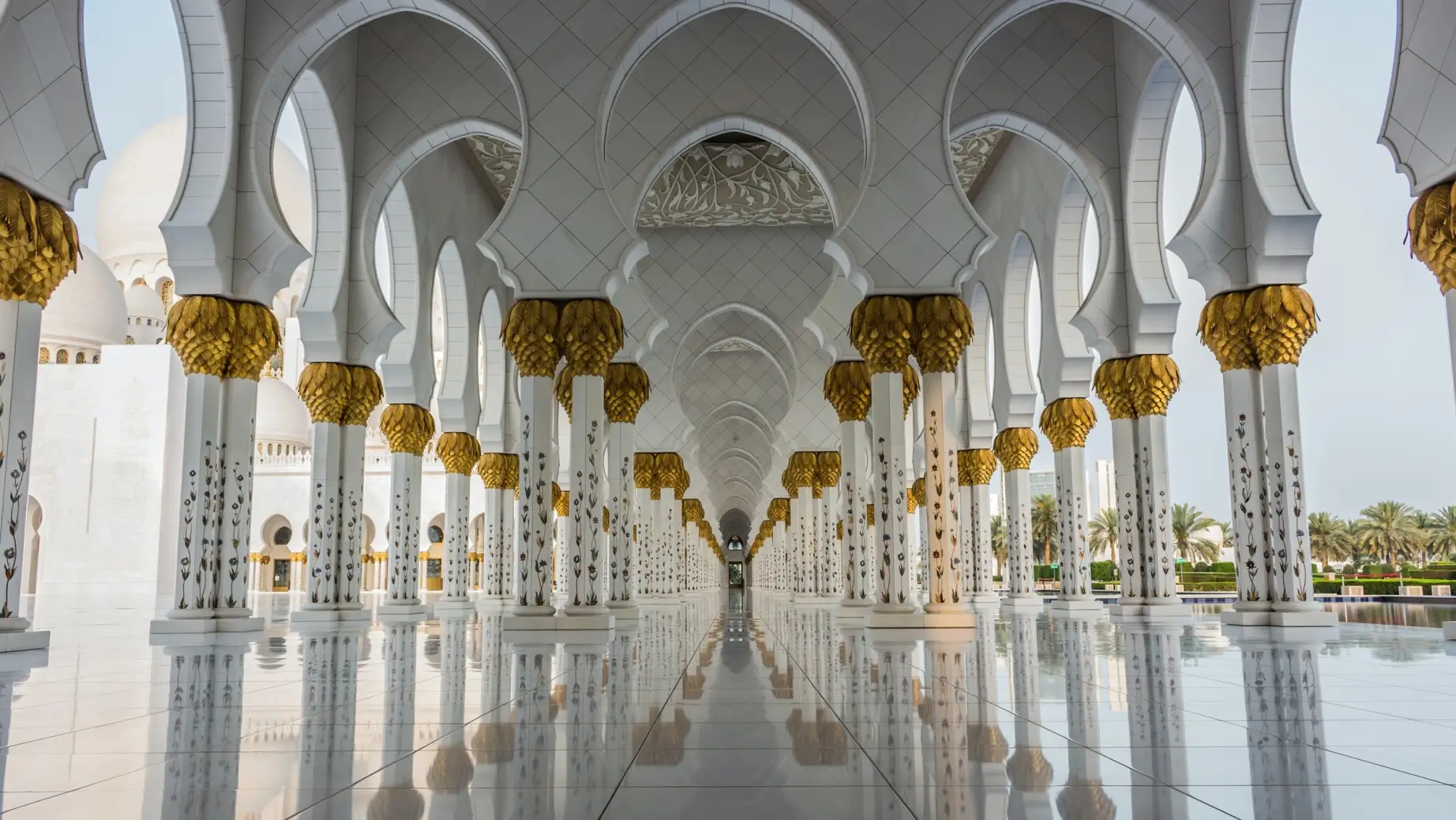 Weiße Moschee mit Säulen in Abu Dhabi