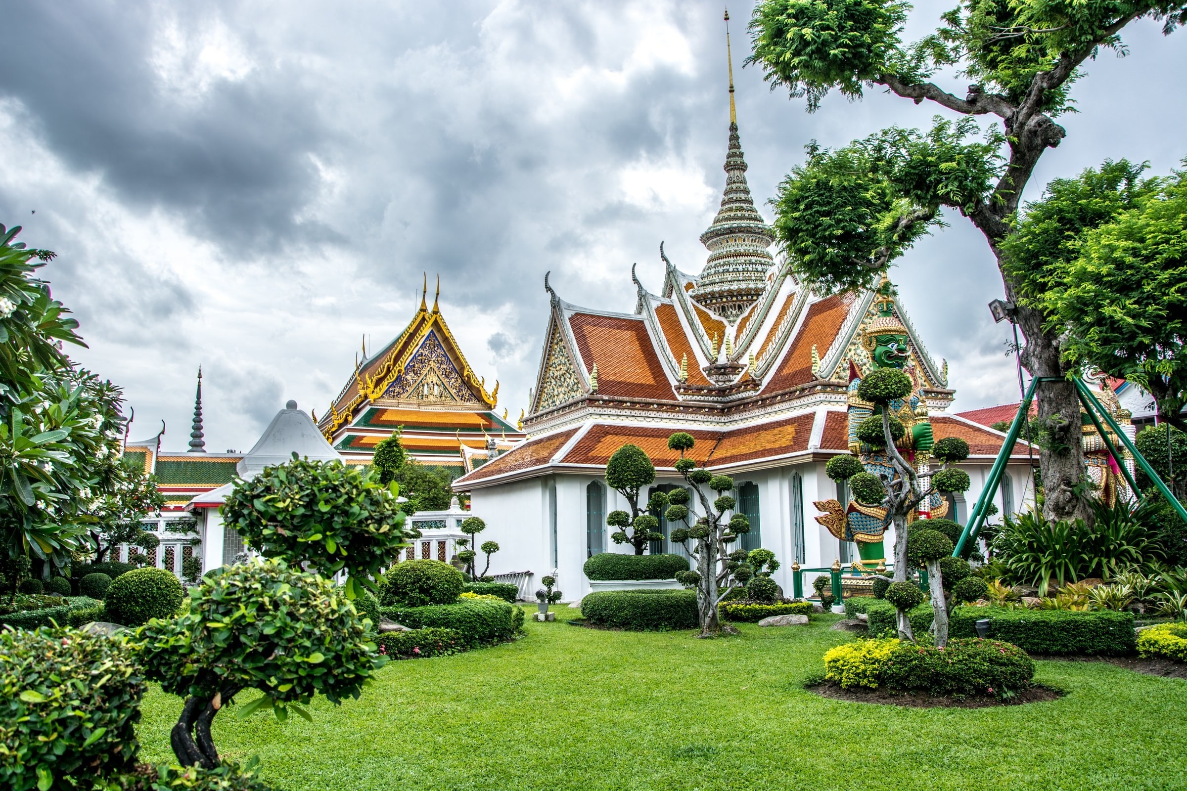 Traditionele tempel in Bangkok met omringende tuin
