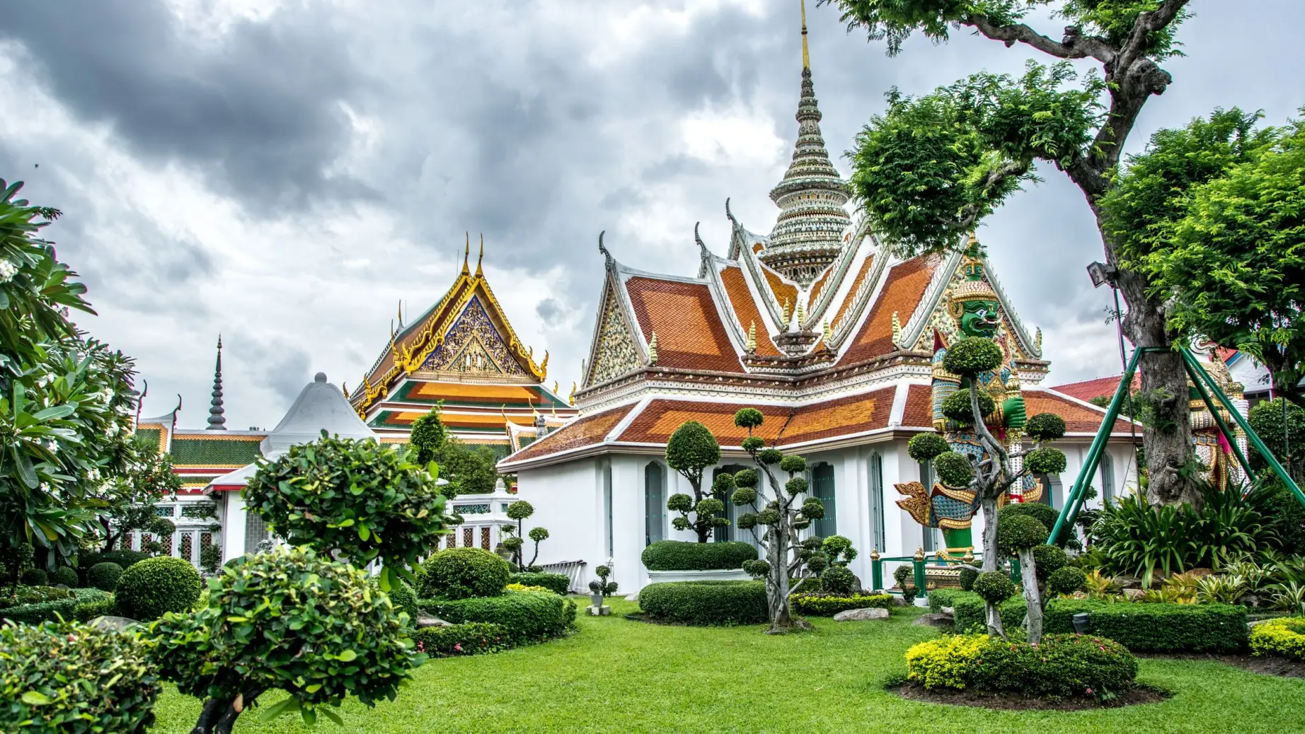 Traditioneller Tempel in Bangkok mit Bäumen