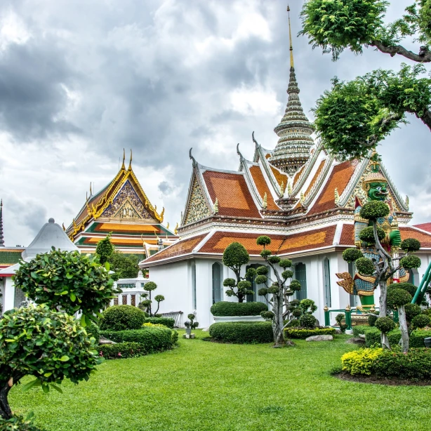 Traditionele tempel in Bangkok met omringende tuin