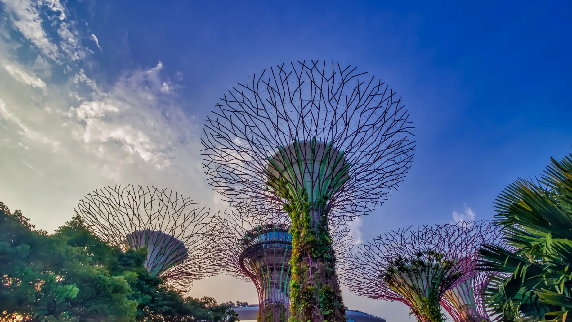 Bunte Pflanzen-Statuen am Flughafen von Singapur