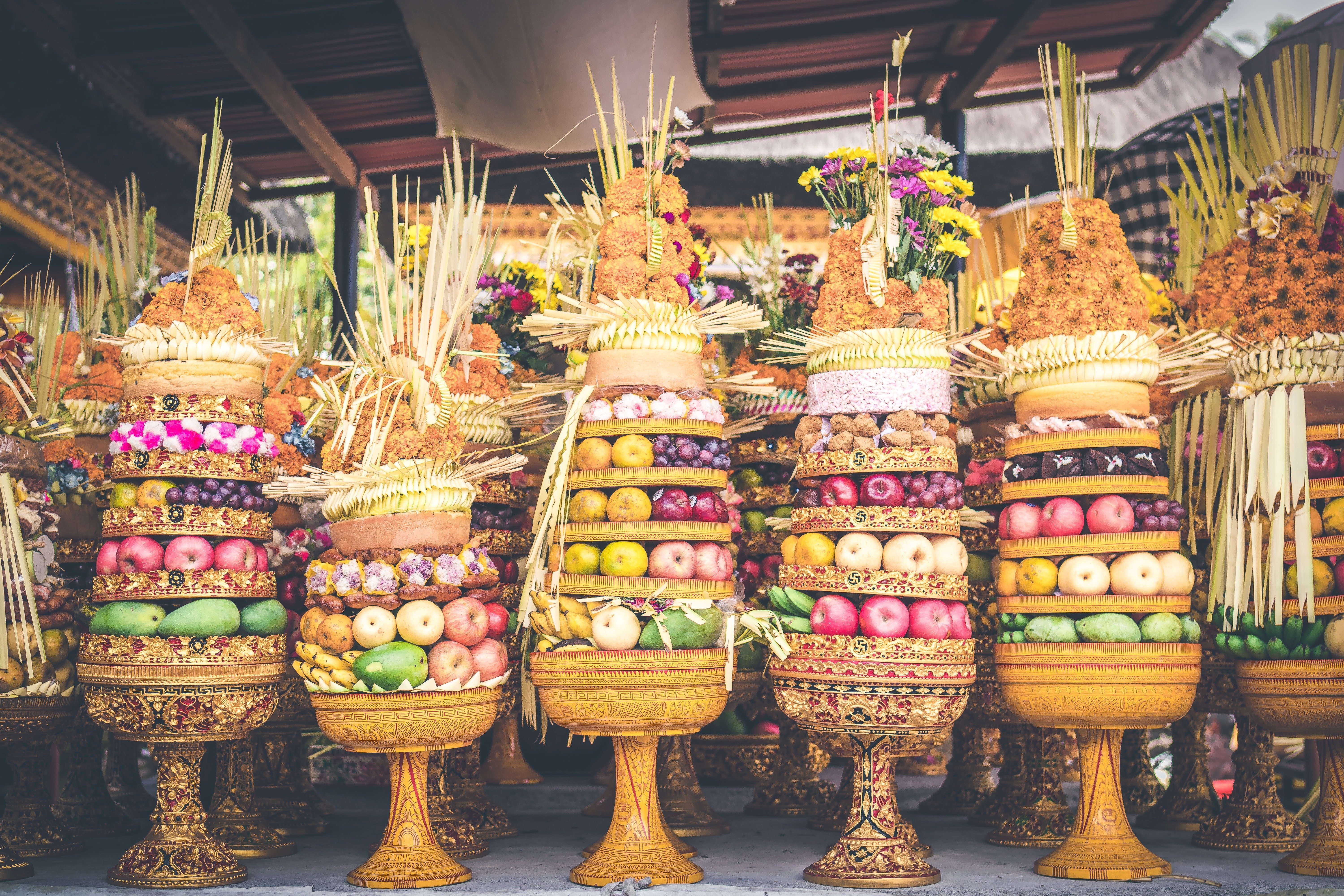 Markt mit bunten Körben und Früchten auf Bali
