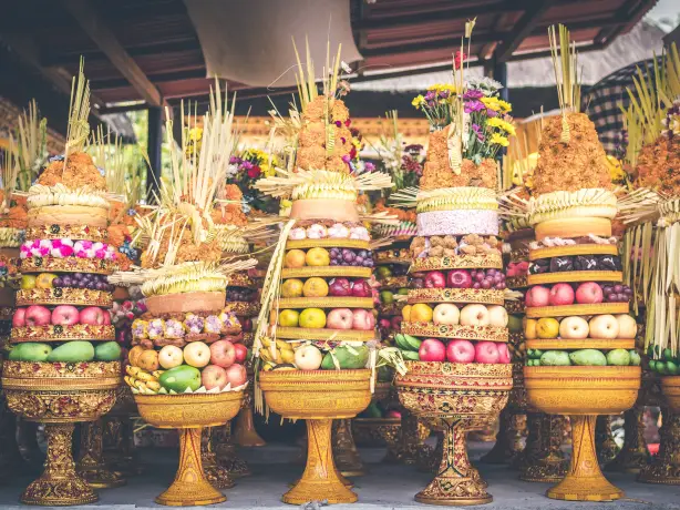 Markt mit bunten Körben und Früchten auf Bali