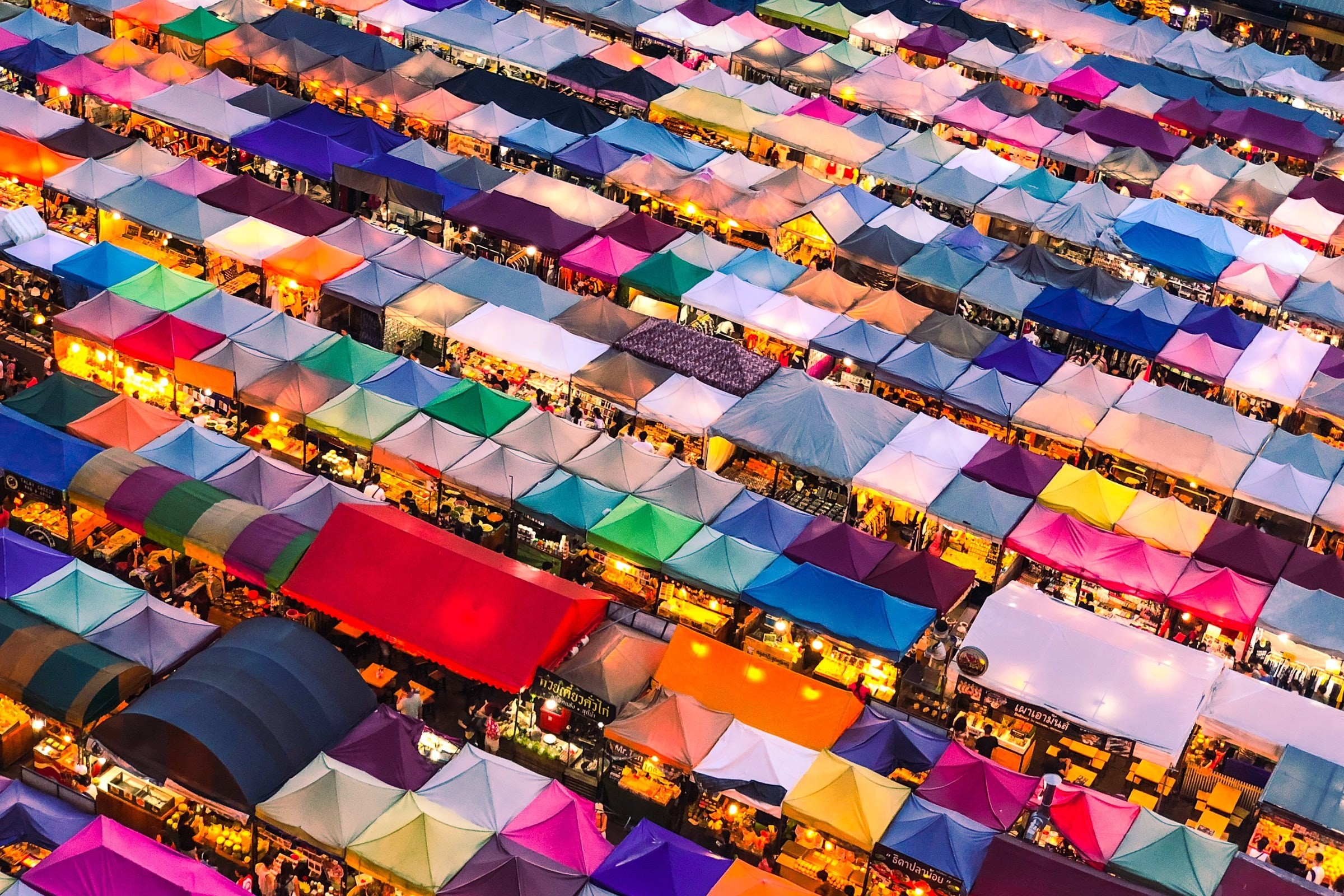 Bunte Dächer von Marktständen in Bangkok von oben