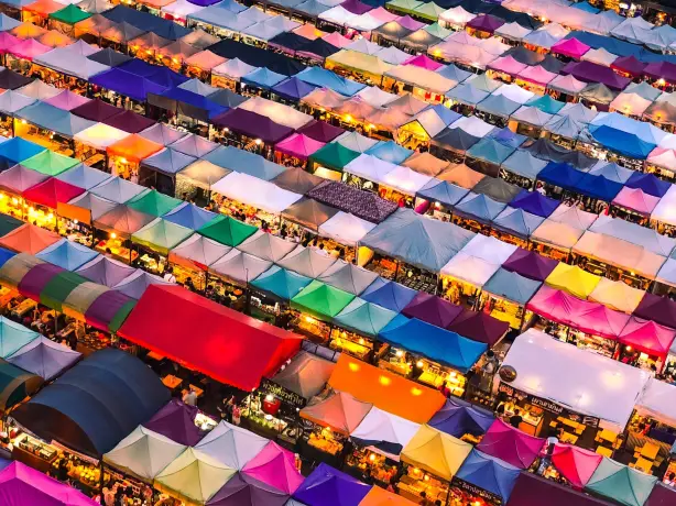 Bunte Dächer von Marktständen in Bangkok von oben