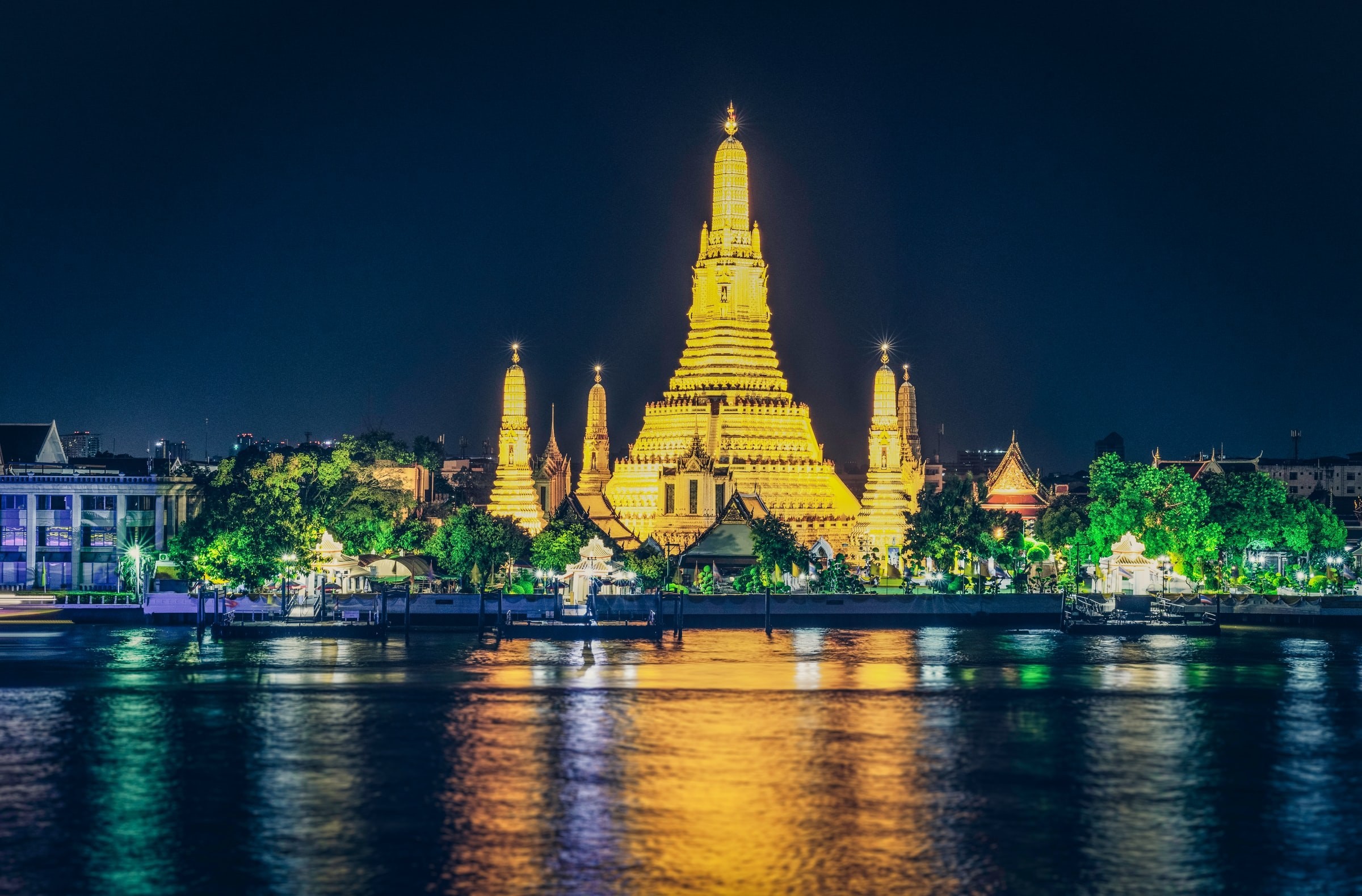Tempel in Bangkok bei Nacht beleuchtet