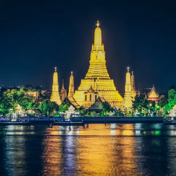 Tempel in Bangkok bei Nacht beleuchtet