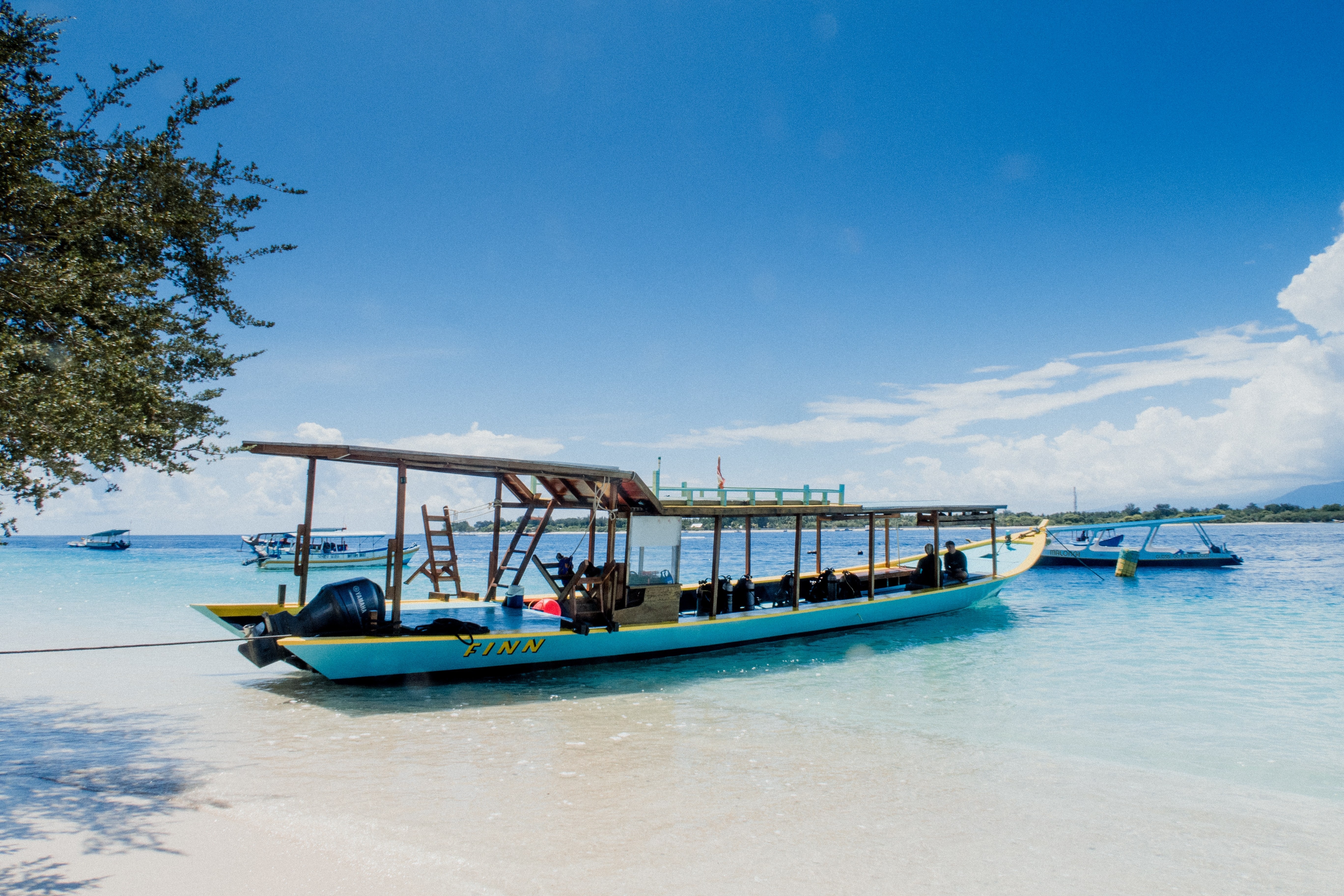 Boot an Strand auf Bali