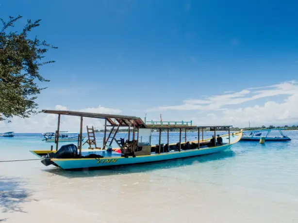 Boot an Strand auf Bali