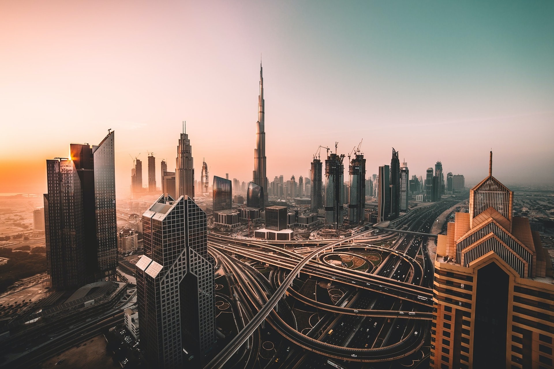 Blick auf Hochhäuser und Straßen von oben in Dubai