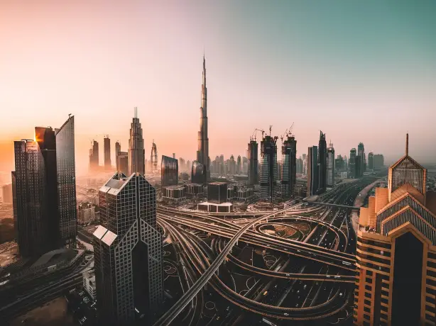 Blick auf Hochhäuser und Straßen von oben in Dubai
