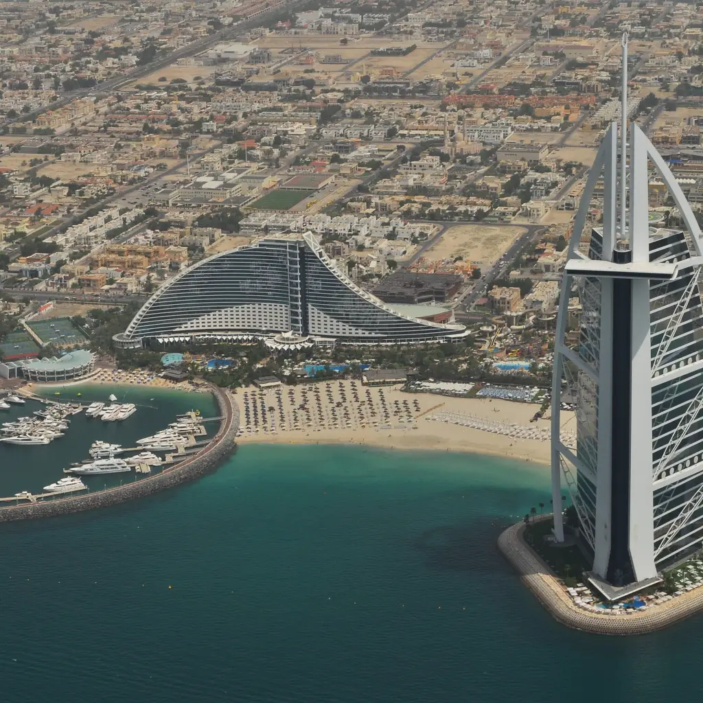 Uitzicht op Dubai van bovenaf over de oceaan en de stad