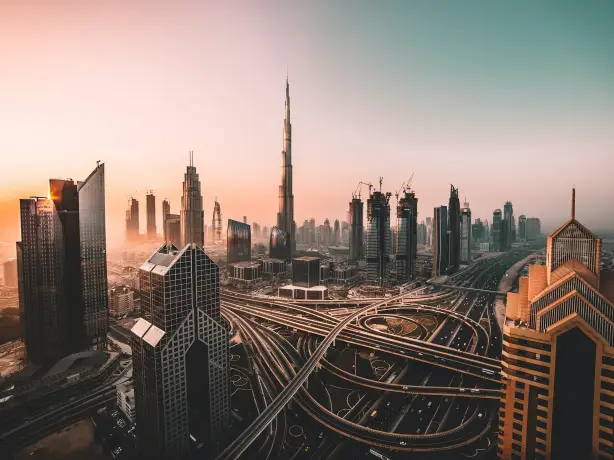 Blick auf die Skyline und die Straßen von Dubai