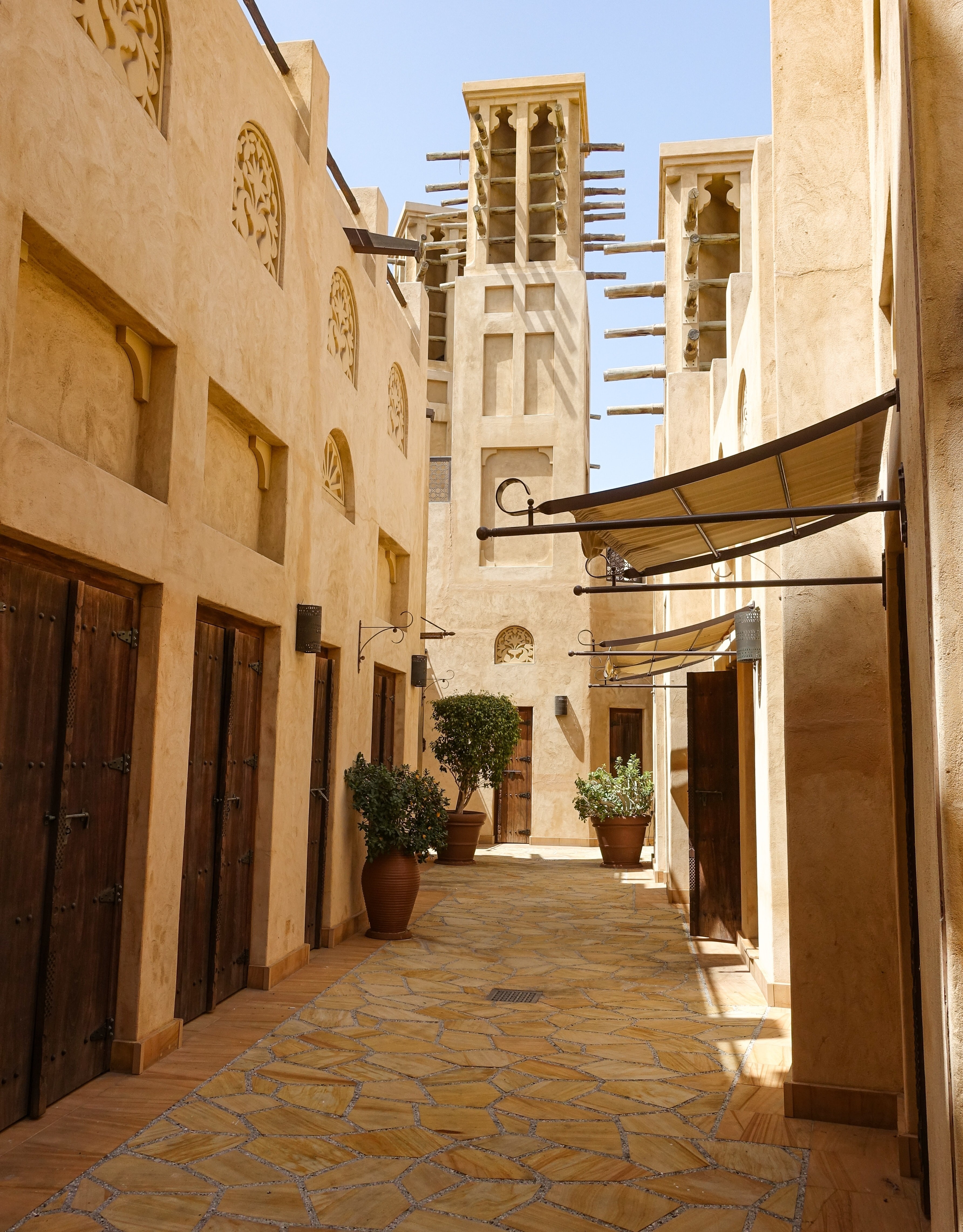 Straatje tussen gebouwen in Souk Madinat Jumeirah, Dubai