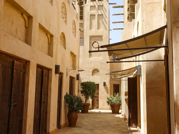 Straatje tussen gebouwen in Souk Madinat Jumeirah, Dubai
