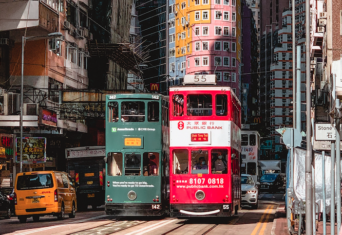 Zwei Doppeldeckerbusse in den Straßen von Hongkong